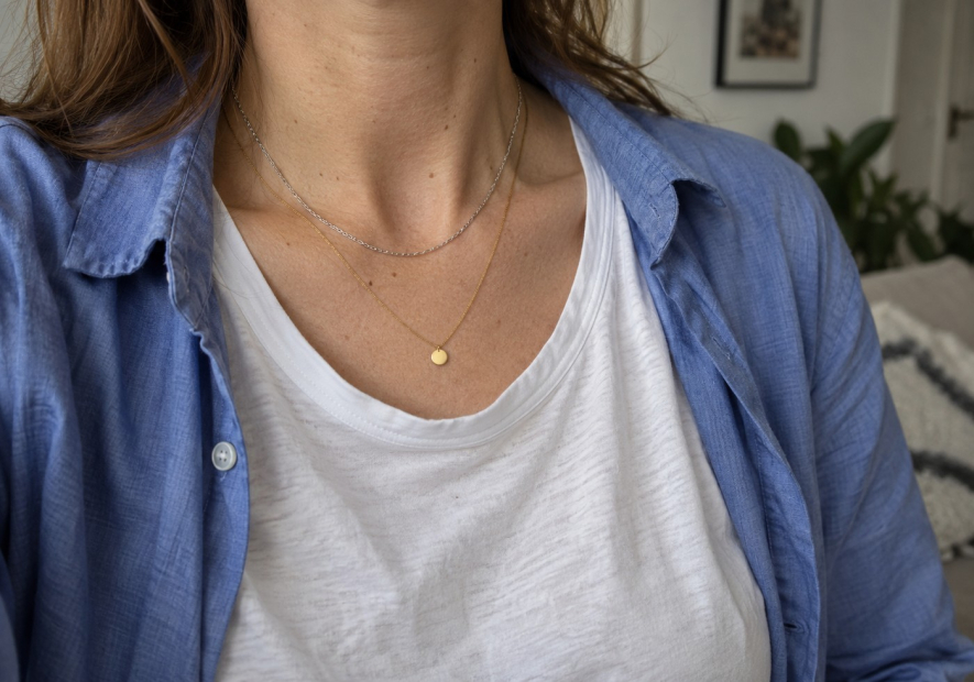 Schmuck kombinieren: Gold, Silber und Layering stilvoll im Alltag tragen